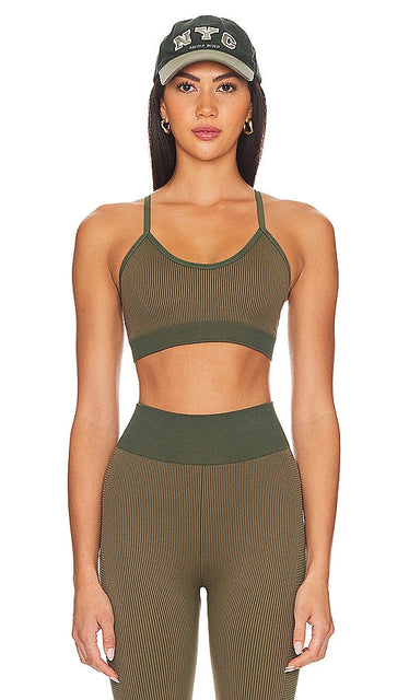 THE UPSIDE Zahra Sports Bra in Army - THE UPSIDE - Soutien-gorge de sport Zahra en armée - THE UPIDE Zahra 军装运动文胸 - THE UPSIDE Zahra Sport-BH in Army - THE UPSIDE Zahra 스포츠 브라 - IL ROVESCIO Reggiseno sportivo Zahra in stile militare