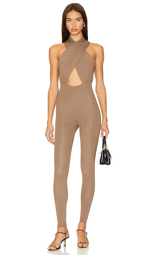 The Andamane Hola Halterneck Jumpsuit in Beige - La combinaison dos nu Andamane Hola en beige - Andamane Hola 米色挂脖连身裤 - Der Andamane Hola Neckholder-Overall in Beige - 안다마네 홀라 홀터넥 점프수트 베이지 색상 - La tuta Andamane Hola con scollo all'americana in beige