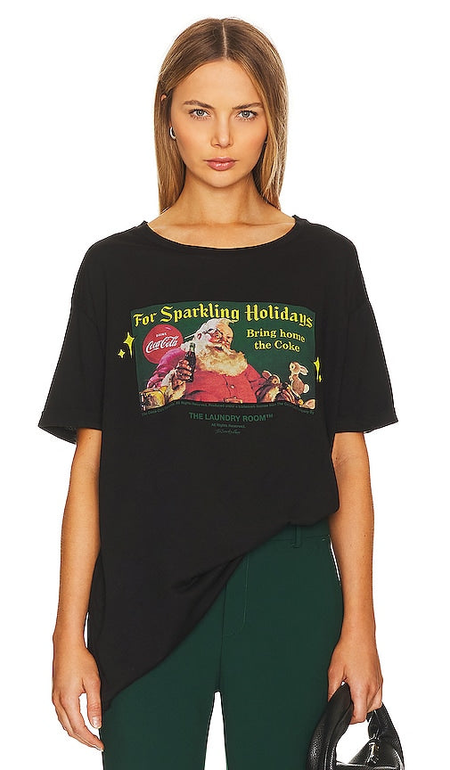 The Laundry Room Bring Home The Coke Oversized Tee in Black - The Laundry Room Bring Home The Coke - T-shirt surdimensionné en noir - 洗衣房将可乐黑色超大 T 恤带回家 - The Laundry Room Bring Home The Coke übergroßes T-Shirt in Schwarz - The Laundry Room Bring Home The Coke 오버사이즈 티셔츠 블랙 색상 - La lavanderia porta a casa la maglietta oversize di Coca-Cola in nero