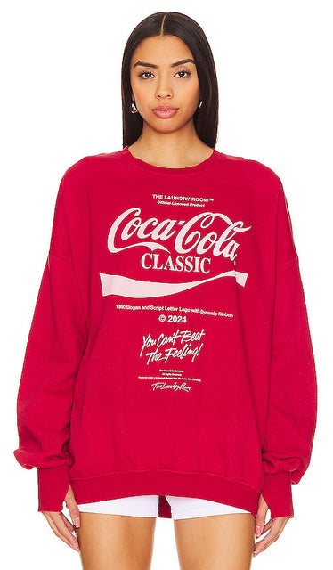 The Laundry Room Coca Cola Official Jumper in Red - The Laundry Room Coca Cola Pull officiel en rouge - 洗衣房可口可乐官方红色毛衣 - Der offizielle Coca-Cola-Pullover von The Laundry Room in Rot - The Laundry Room Coca Cola 공식 점퍼 레드 색상 - Maglione ufficiale The Laundry Room Coca Cola in rosso