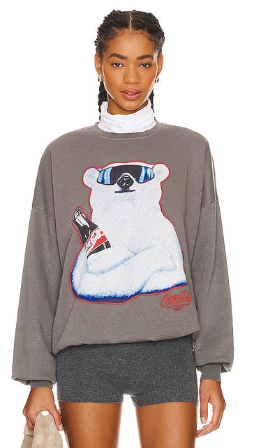 The Laundry Room Polar Bear Coca Cola Jumper in Grey - Pull Coca Cola ours polaire The Laundry Room en gris - The Laundry Room 北极熊可口可乐灰色毛衣 - Der Coca-Cola-Pullover „The Laundry Room Polar Bear“ in Grau - The Laundry Room 폴라베어 코카콜라 점퍼 그레이 색상 - Maglione The Laundry Room Polar Bear Coca Cola in grigio