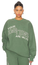 The Mayfair Group Your Emotions Are Valid Sweatshirt in Sage - Sweat-shirt Your Emotions Are Valid du groupe Mayfair en sauge - The Mayfair Group Your Emotions Are Valid Sage 运动衫 - Das „Your Emotions Are Valid“-Sweatshirt der Mayfair Group in Salbei - The Mayfair Group Your Emotions Are Valid 스웨트셔츠 - Felpa del gruppo Mayfair Your Emotions Are Valid in salvia