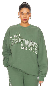 The Mayfair Group Your Emotions Are Valid Sweatshirt in Sage - Sweat-shirt Your Emotions Are Valid du groupe Mayfair en sauge - The Mayfair Group Your Emotions Are Valid Sage 运动衫 - Das „Your Emotions Are Valid“-Sweatshirt der Mayfair Group in Salbei - The Mayfair Group Your Emotions Are Valid 스웨트셔츠 - Felpa del gruppo Mayfair Your Emotions Are Valid in salvia