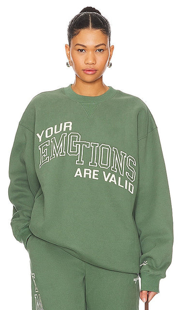 The Mayfair Group Your Emotions Are Valid Sweatshirt in Sage - Sweat-shirt Your Emotions Are Valid du groupe Mayfair en sauge - The Mayfair Group Your Emotions Are Valid Sage 运动衫 - Das „Your Emotions Are Valid“-Sweatshirt der Mayfair Group in Salbei - The Mayfair Group Your Emotions Are Valid 스웨트셔츠 - Felpa del gruppo Mayfair Your Emotions Are Valid in salvia