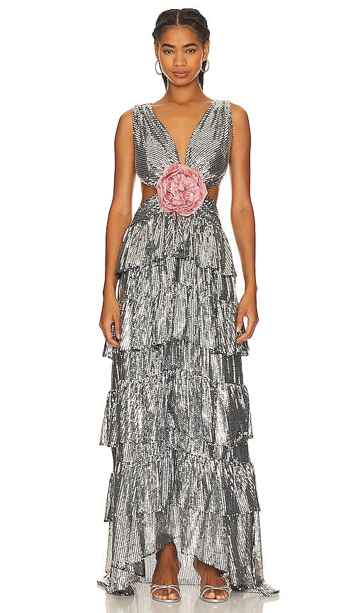 The New Arrivals by Ilkyaz Ozel Shirley Tiered Gown in Metallic Silver - Les nouveautés d'Ilkyaz Ozel - Robe à volants Shirley en argent métallisé - Ilkyaz Ozel Shirley 新品金属银色叠层礼服 - Die Neuzugänge von Ilkyaz Ozel Shirley Stufenkleid in Metallic-Silber - The New Arrivals by Ilkyaz Ozel Shirley 티어드 가운, 메탈릭 실버 소재 - I nuovi arrivi di Ilkyaz Ozel Shirley Abito a strati in argento metallizzato