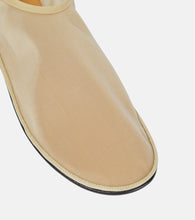 The Row Mesh flats