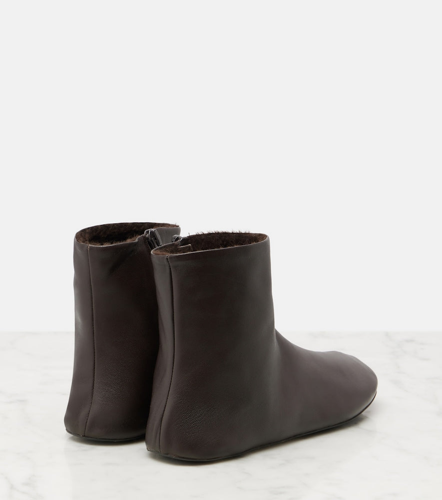 Brown The Row Stella shearling-lined leather ankle boots - Flat Boots