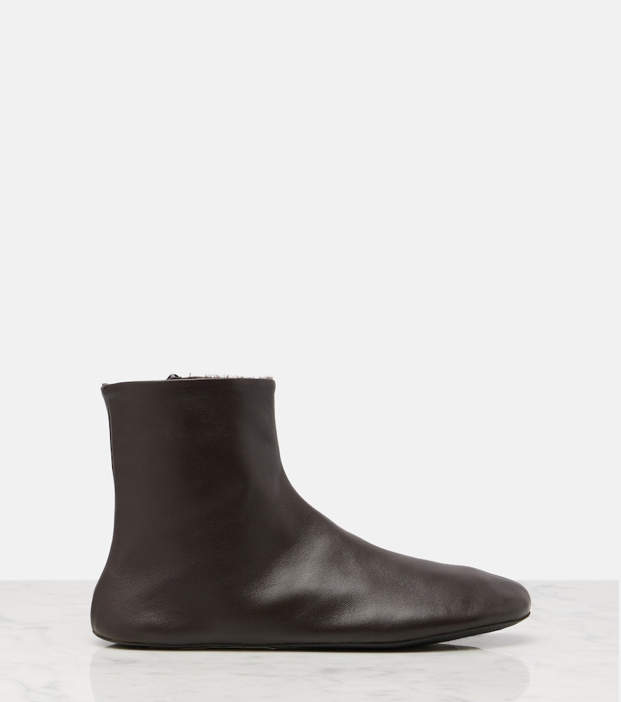 Brown The Row Stella shearling-lined leather ankle boots - Flat Boots