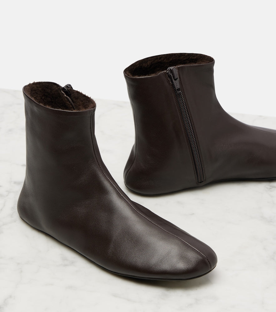 Brown The Row Stella shearling-lined leather ankle boots - Flat Boots
