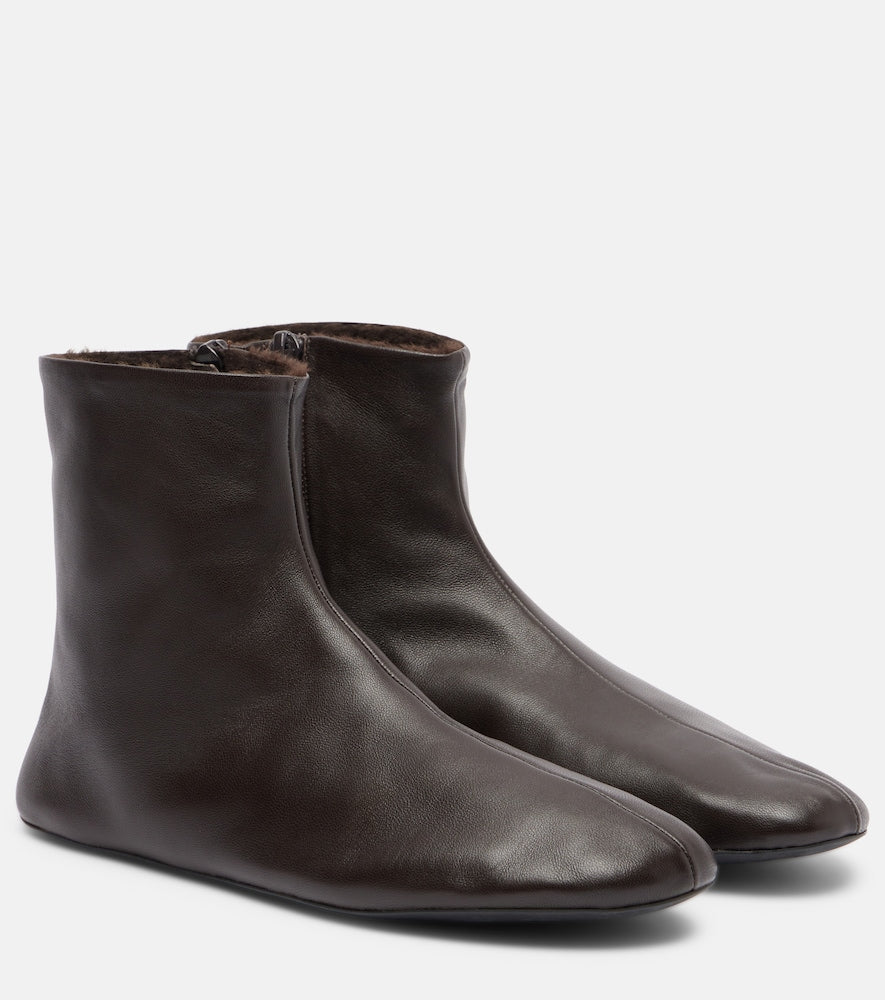 Brown The Row Stella shearling-lined leather ankle boots - Flat Boots