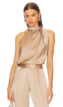 The Sei High Neck Drape Top in Neutral - The Sei - Haut drapé à col montant - Neutre - Sei 高领垂坠上衣（中性色） - Das Sei High Neck Drape Top in Neutral - THE SEI 하이넥 드레이프 탑 - Il top drappeggiato a collo alto Sei in colore neutro