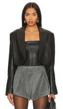 The Sei Leather Crop Blazer in Black - Blazer court en cuir The Sei en noir - Sei 黑色短款皮革西装外套 - Der Sei Leder-Crop-Blazer in Schwarz - The Sei 레더 크롭 블레이저 블랙 색상 - Il blazer corto in pelle Sei in nero
