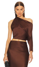 The Sei One Sleeve Drape Top in Chocolate - Haut drapé à une manche The Sei en chocolat - Sei 巧克力色一袖垂坠上衣 - Das Sei One Sleeve Drape Top in Schokolade - The Sei One 슬리브 드레이프 탑 초콜릿 색상 - Il top drappeggiato Sei con una manica in cioccolato