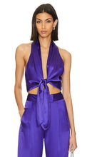 The Sei Sleeveless Tie Front Blouse in Purple - The Sei - Blouse sans manches nouée sur le devant en violet - The Sei 紫色无袖正面系带衬衫 - Die ärmellose Sei-Bluse zum Binden vorne in Lila - The Sei 민소매 타이 프론트 블라우스 퍼플 색상 - La camicetta Sei senza maniche con allacciatura sul davanti in viola