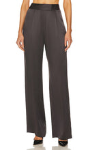 The Sei Wide Leg Trouser in Charcoal - Le pantalon large Sei en charbon de bois - Sei 木炭色阔腿裤 - Die Sei-Hose mit weitem Bein in Anthrazit - THE SEI 와이드 레그 팬츠 - I pantaloni Sei a gamba larga in antracite
