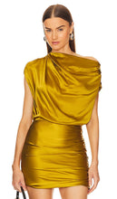 The Sei X Revolve Draped Blouse in Mustard - Blouse drapée The Sei X Revolve en moutarde - Sei X Revolve 芥末黄垂坠衬衫 - Die Sei X Revolve Drapierte Bluse in Senf - The Sei X Revolve 드레이프 블라우스 머스타드 색상 - La camicetta drappeggiata Sei X Revolve color senape