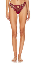 Thistle and Spire Kane Cutout Thong in Red - String découpé Thistle and Spire Kane en rouge - Thistle and Spire Kane 红色镂空丁字裤 - Thistle and Spire Kane Cutout Tanga in Rot - Thistle and Spire Kane 컷아웃 끈팬티 레드 색상 - Perizoma ritagliato Thistle e Spire Kane in rosso