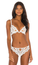 Thistle and Spire Kane Cutout V Wire Bra in White - Thistle and Spire Kane - Soutien-gorge à armatures en V découpé - Blanc - Thistle and Spire Kane 白色镂空 V 型钢丝文胸 - Thistle and Spire Kane Cutout V-Draht-BH in Weiß - Thistle and Spire Kane 컷아웃 V 와이어 브라 화이트 색상 - Reggiseno a V con taglio a V Thistle e Spire Kane in bianco