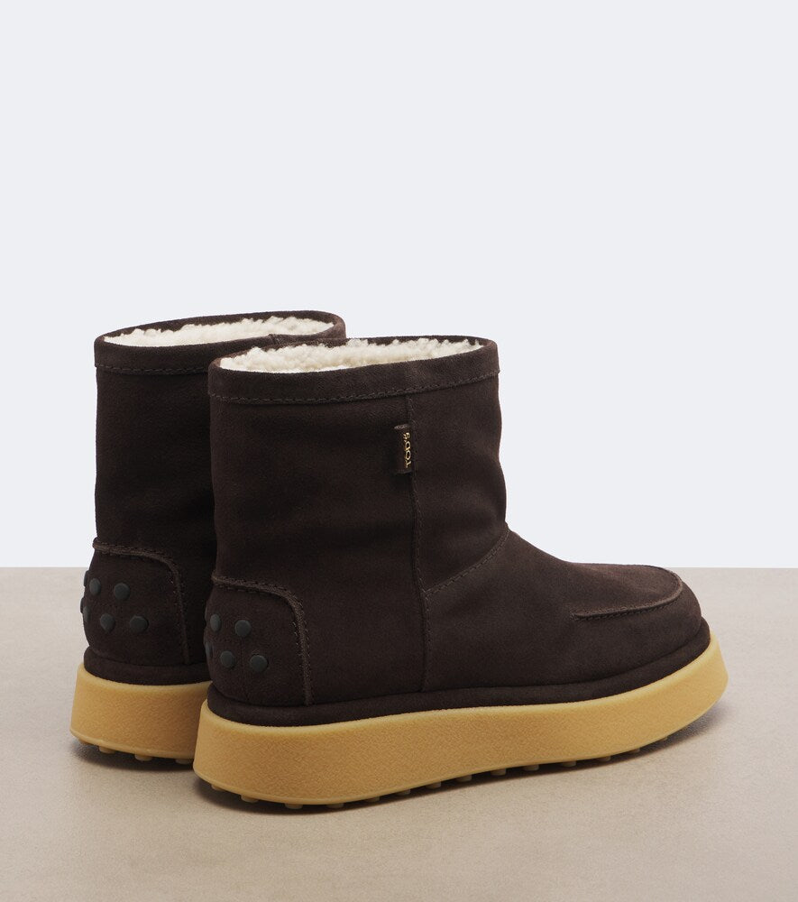Tod's Gommino  shearling-lined suede ankle boots in Brown - Flat Boots