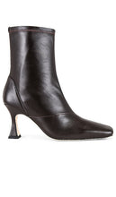 Tony Bianco Fomo Heeled Boot in Chocolate - Tony Bianco Botte à talons Fomo en chocolat - Tony Bianco Fomo 巧克力色高跟靴 - Tony Bianco Fomo Absatzstiefel in Schokolade - Tony Bianco Fomo 힐 부츠 - Stivale con tacco Tony Bianco Fomo color cioccolato