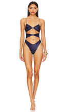 Tropic of C x REVOLVE Front Cutout One Piece in Navy - Tropic of C x REVOLVE une-pièce découpée sur le devant en bleu marine - Tropic of C x REVOLVE 正面镂空一件式海军蓝 - Tropic of C x REVOLVE Einteiler mit Frontausschnitt in Marineblau - Tropic of C x REVOLVE 프론트 컷아웃 원피스 in 네이비 - Tropic of C x REVOLVE Costume intero con ritaglio anteriore in blu marino