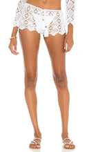 Tularosa Amaka Short in White - Short Tularosa Amaka en blanc - Tularosa Amaka 白色短裤 - Tularosa Amaka Short in Weiß - Tularosa Amaka 쇼츠 화이트 색상 - Pantaloncini Tularosa Amaka in bianco