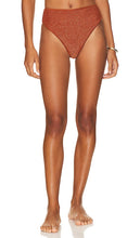 Tularosa Juno High Waist Bottom in Metallic Copper - Bas taille haute Tularosa Juno en cuivre métallisé - Tularosa Juno 金属铜色高腰底裤 - Tularosa Juno-Hosen mit hoher Taille in Metallic-Kupfer - 메탈릭 코퍼 소재의 Tularosa Juno 하이 웨이스트 하의 - Slip a vita alta Tularosa Juno in Rame Metallizzato