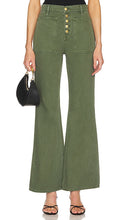 Ulla Johnson Lou Button Front Vintage Flare in Army - Ulla Johnson - Lou - Pantalon évasé vintage boutonné sur le devant - Armée - Ulla Johnson Lou 正面纽扣复古喇叭军军色 - Ulla Johnson Lou Vintage Flare mit Knopfleiste vorne in Army - Ulla Johnson Lou 버튼 프론트 빈티지 플레어 군용 - Ulla Johnson Lou Button Front Vintage Flare in stile militare
