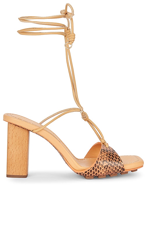 Ulla Johnson Nicolette Lace-up High Heel in Brown - Ulla Johnson Nicolette à talons hauts à lacets en marron - Ulla Johnson Nicolette 棕色系带高跟鞋 - Ulla Johnson Nicolette Schnür-High-Heel in Braun - Ulla Johnson Nicolette 레이스업 하이힐 브라운 색상 - Tacco alto stringato Ulla Johnson Nicolette in marrone