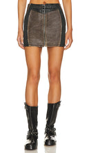 Understated Leather Finish Line Mini Skirt in Brown - Mini-jupe discrète en cuir Finish Line en marron - 低调棕色皮革 Finish Line 迷你裙 - Dezenter Minirock „Finish Line“ aus Leder in Braun - Understated Leather Finish Line 미니 스커트브라운 색상 - Minigonna sobria con finitura in pelle in marrone