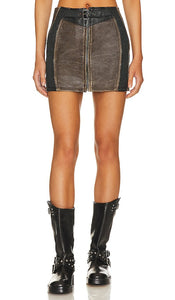 Understated Leather Finish Line Mini Skirt in Brown - Mini-jupe discrète en cuir Finish Line en marron - 低调棕色皮革 Finish Line 迷你裙 - Dezenter Minirock „Finish Line“ aus Leder in Braun - Understated Leather Finish Line 미니 스커트브라운 색상 - Minigonna sobria con finitura in pelle in marrone