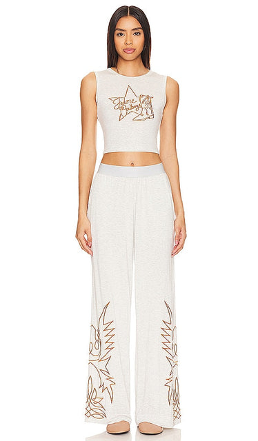 Understated Leather J'adore Cowboys Sleep Set in Grey - Ensemble de nuit en cuir sobre J'adore Cowboys en gris - 低调灰色 J'adore 牛仔睡眠套装 - Schlichtes J'adore Cowboys Schlafset aus Leder in Grau - 절제된 가죽 J'adore 카우보이 슬립 세트 그레이 색상 - Set da notte stile cowboy J'adore in pelle sobria in grigio