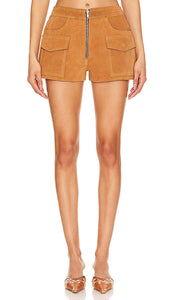 Understated Leather Sugar Suede Shorts in Tan - Short en suède de sucre en cuir discret en beige - 低调黄褐色糖色绒面革皮革短裤 - Dezente Sugar-Wildleder-Shorts aus Leder in Hellbraun - 절제된 가죽 슈가 스웨이드 탠 색상 쇼츠 - Pantaloncini sobri in pelle scamosciata color zucchero in marrone chiaro