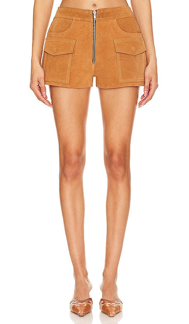 Understated Leather Sugar Suede Shorts in Tan - Short en suède de sucre en cuir discret en beige - 低调黄褐色糖色绒面革皮革短裤 - Dezente Sugar-Wildleder-Shorts aus Leder in Hellbraun - 절제된 가죽 슈가 스웨이드 탠 색상 쇼츠 - Pantaloncini sobri in pelle scamosciata color zucchero in marrone chiaro