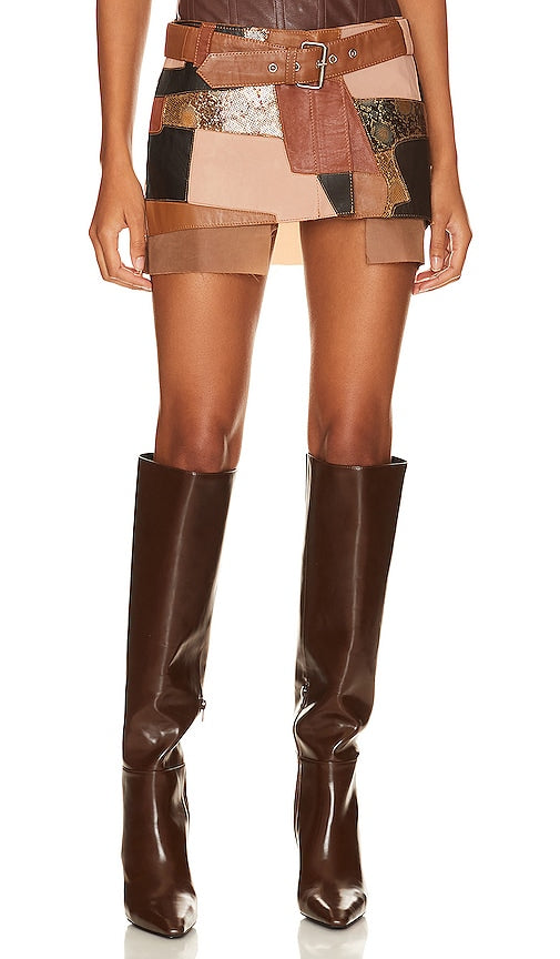 Understated Leather Vixen Skirt in Tan - Jupe Vixen en cuir sobre en beige - 低调黄褐色皮革 Vixen 半身裙 - Dezenter Vixen-Lederrock in Hellbraun - Understated Leather Vixen 스커트(탠 색상) - Gonna Vixen in pelle sobria in marrone chiaro