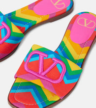 Valentino Garavani VLogo Chevron 24 canvas slides