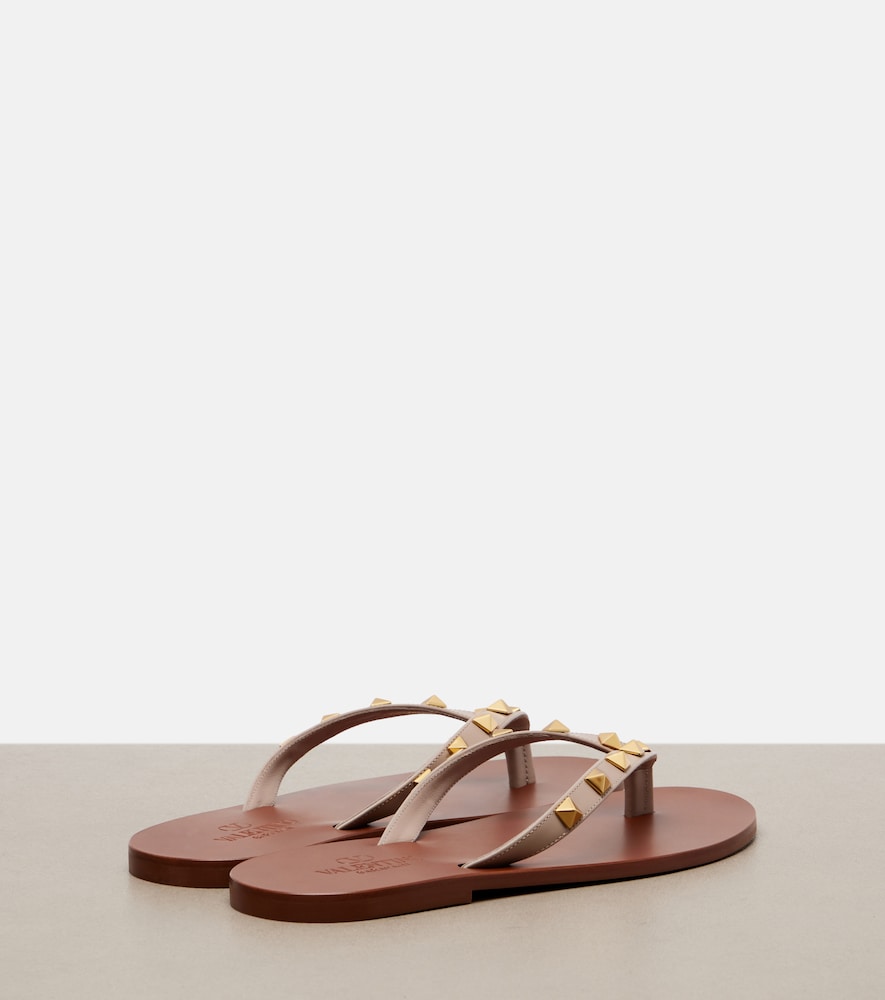 Beige Valentino Garavani Rockstud leather thong sandals - Flat Sandals