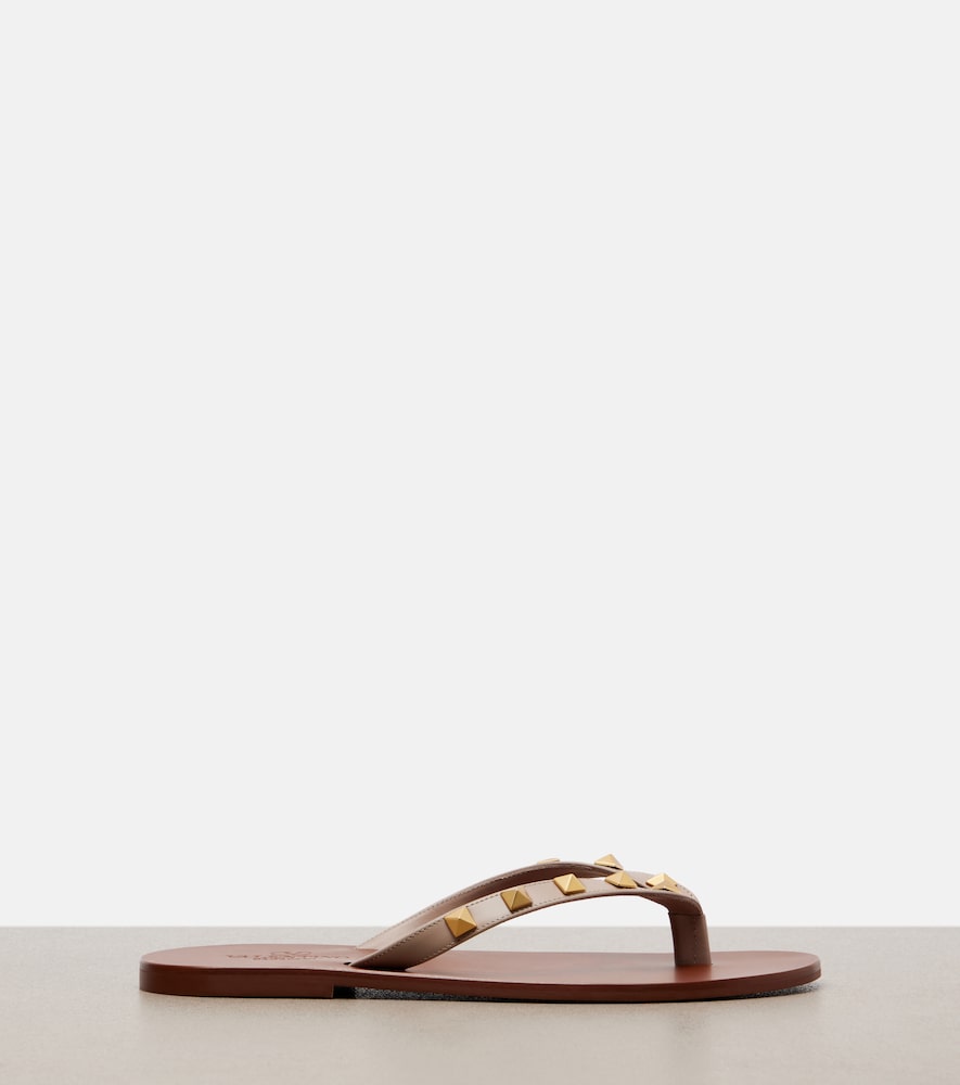 Beige Valentino Garavani Rockstud leather thong sandals - Flat Sandals