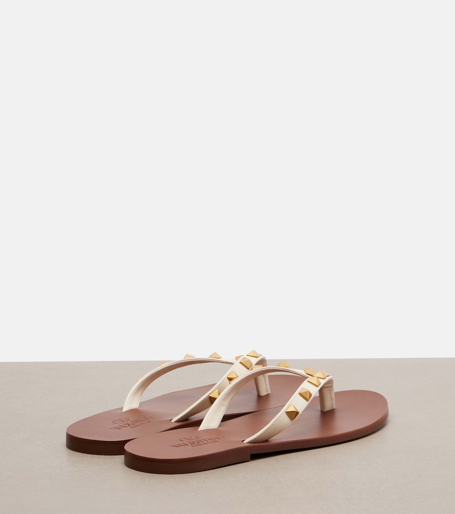 Valentino Garavani Rockstud leather thong sandals - White Flat Sandals