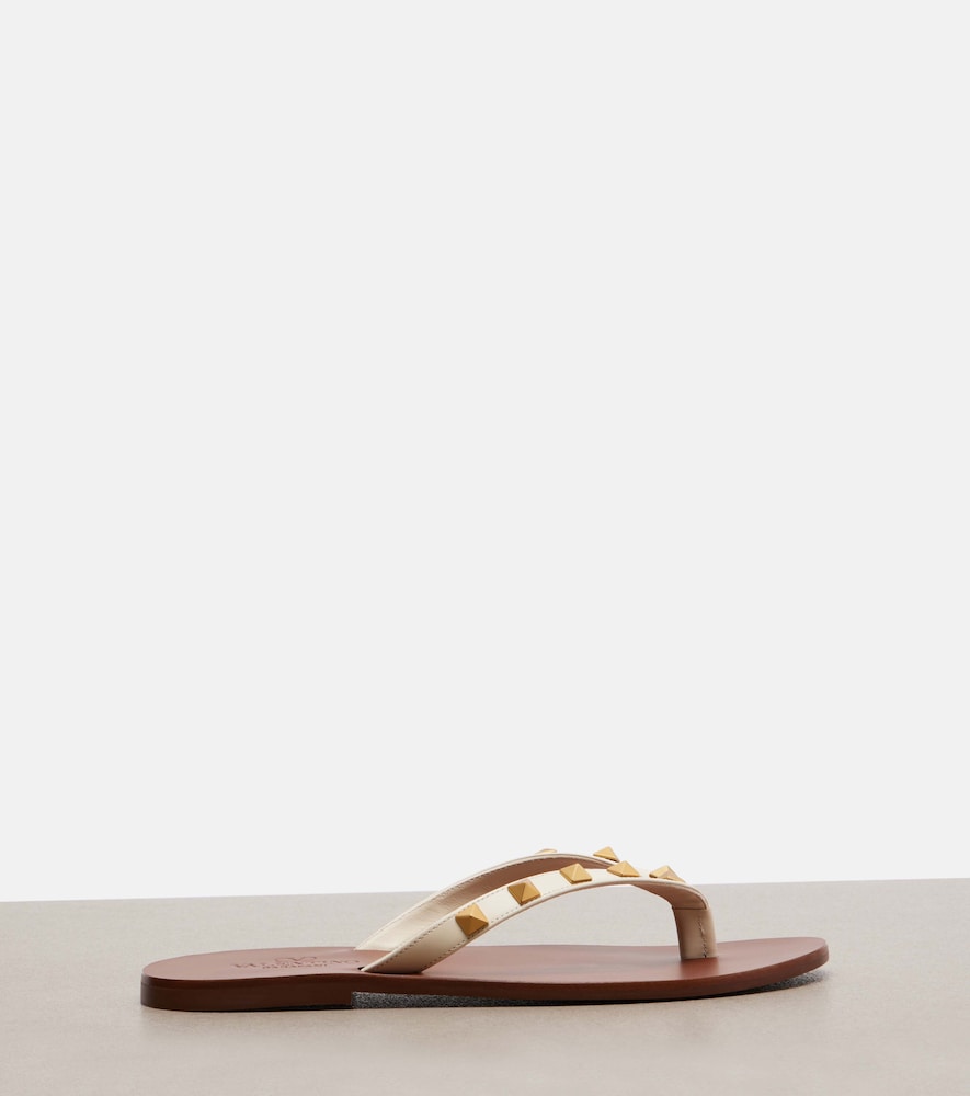 Valentino Garavani Rockstud leather thong sandals - White Flat Sandals