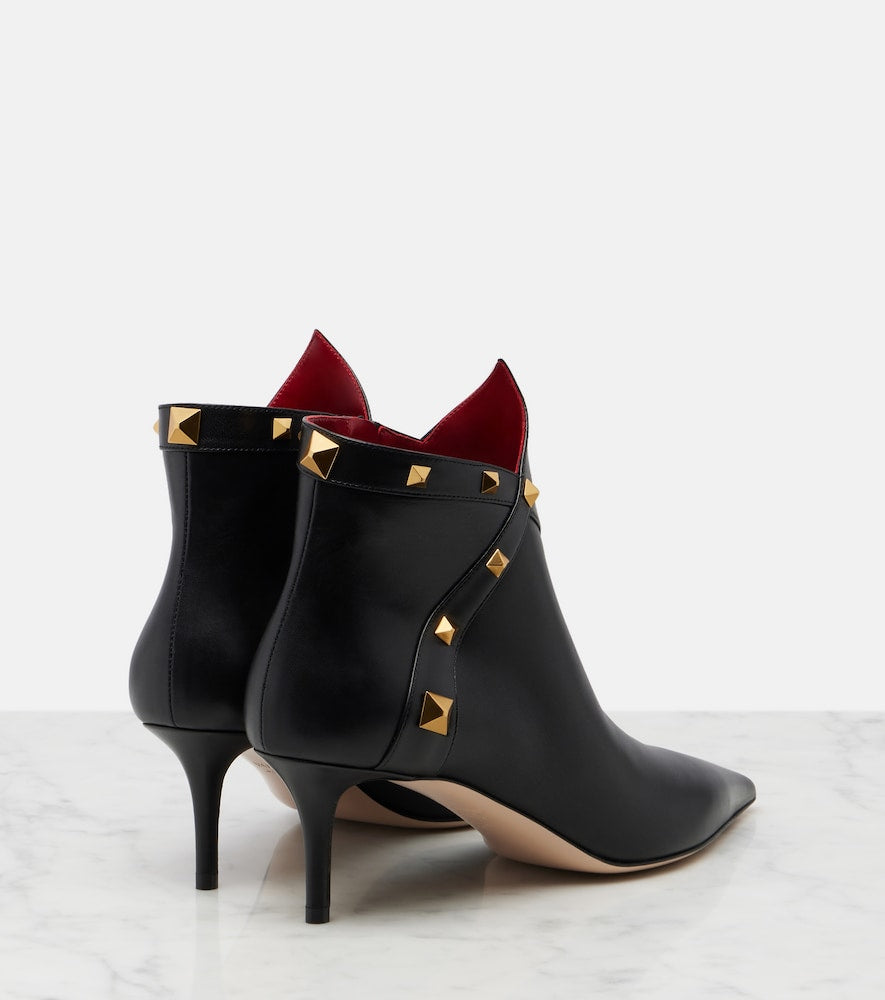 Valentino Garavani Studdy leather ankle boots in Black - Mid Heels