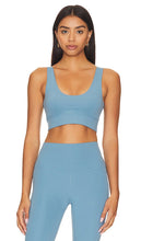 Varley Always Edwards Sports Bra in Blue - Varley - Always Edwards - Soutien-gorge de sport en bleu - Varley Always Edwards 蓝色运动文胸 - Varley Always Edwards Sport-BH in Blau - Varley Always Edwards 스포츠 브라 블루 색상 - Reggiseno sportivo Varley Always Edwards in blu