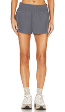 Varley Kallin Running Short in Grey - Varley Kallin - Short de course en gris - Varley Kallin 灰色跑步短裤 - Varley Kallin Laufshorts in Grau - Varley Kallin 런닝 숏팬츠 - Varley Kallin pantaloncini da corsa in grigio