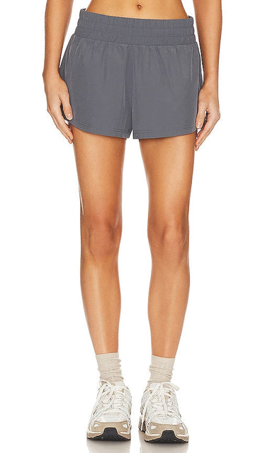 Varley Kallin Running Short in Grey - Varley Kallin - Short de course en gris - Varley Kallin 灰色跑步短裤 - Varley Kallin Laufshorts in Grau - Varley Kallin 런닝 숏팬츠 - Varley Kallin pantaloncini da corsa in grigio