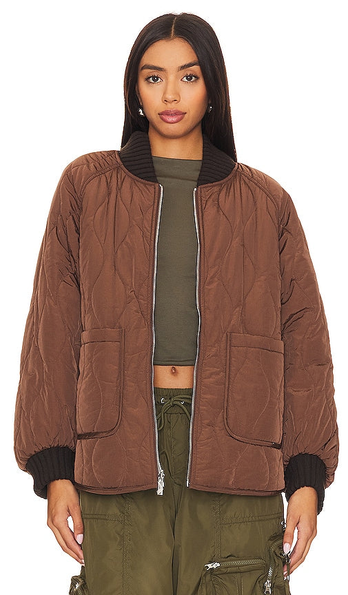 Varley Reno Reversible Quilt Jacket in Brown - Varley Reno - Veste matelassée réversible en marron - Varley Reno 棕色双面绗缝夹克 - Varley Reno Wende-Steppjacke in Braun - Varley Reno 리버서블 퀼트 재킷브라운 색상 - Giacca trapuntata reversibile Varley Reno in marrone