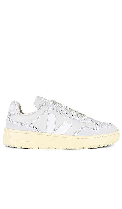 Veja V-90 Sneaker in Cream - Baskets Veja V-90 en crème - Veja V-90 奶油色运动鞋 - Veja V-90 Sneaker in Creme - Veja V-90 스니커즈크림 색상 - Sneaker Veja V-90 color crema