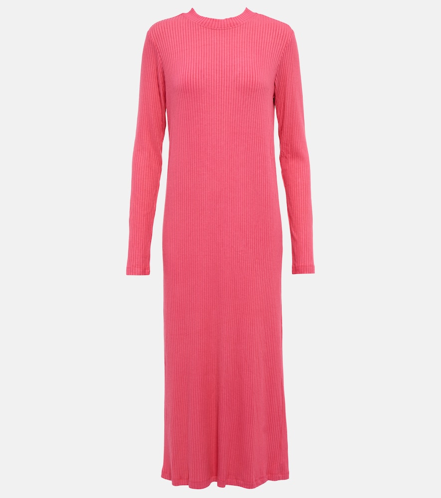 Velvet Ember ribbed-knit midi dress. Velvet Ember 罗纹针织中长连衣裙