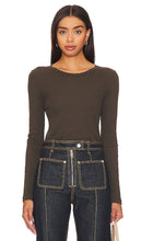 Velvet by Graham & Spencer Bayler Top in Army - Haut Bayler en velours par Graham & Spencer en vert armée - Graham & Spencer Bayler 军装天鹅绒上衣 - Samtoberteil von Graham & Spencer Bayler in Army - Graham & Spencer Bayler 벨벳 탑 - Velluto di Graham & Spencer Bayler Top in stile militare