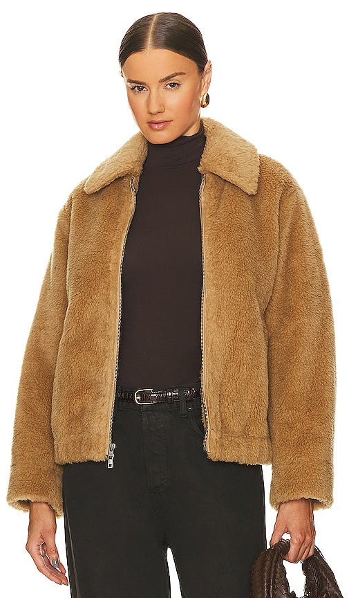 Vince Faux Shearling Bomber Jacket in Tan - Vince - Blouson aviateur en fausse peau de mouton - Fauve - Vince 黄褐色人造羊毛皮飞行员夹克 - Vince Bomberjacke aus Faux Shearling in Hellbraun - Vince Faux 시어링 봄버 재킷 - Giubbotto bomber in montone sintetico Vince color marrone chiaro