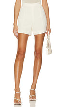 Vince High Waist Tailored Short in White - Short ajusté taille haute Vince en blanc - Vince 高腰白色定制短裤 - Maßgeschneiderte Vince-Shorts mit hoher Taille in Weiß - Vince 하이웨이스트 테일러드 쇼츠 화이트 색상 - Pantaloncini sartoriali a vita alta Vince in bianco